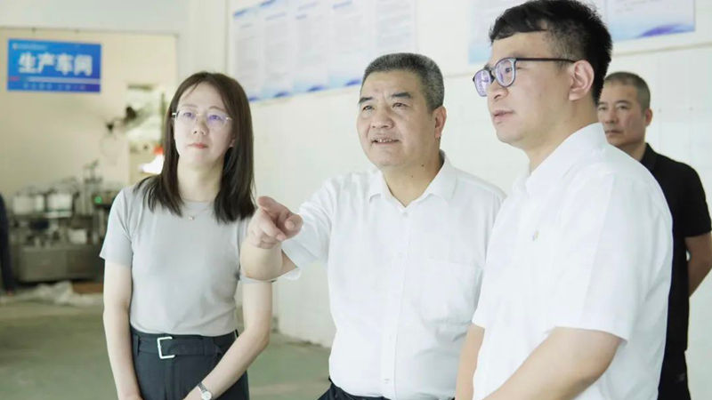 省供銷社黨委委員、監事會主任童日暉到石原金牛生物公司調研